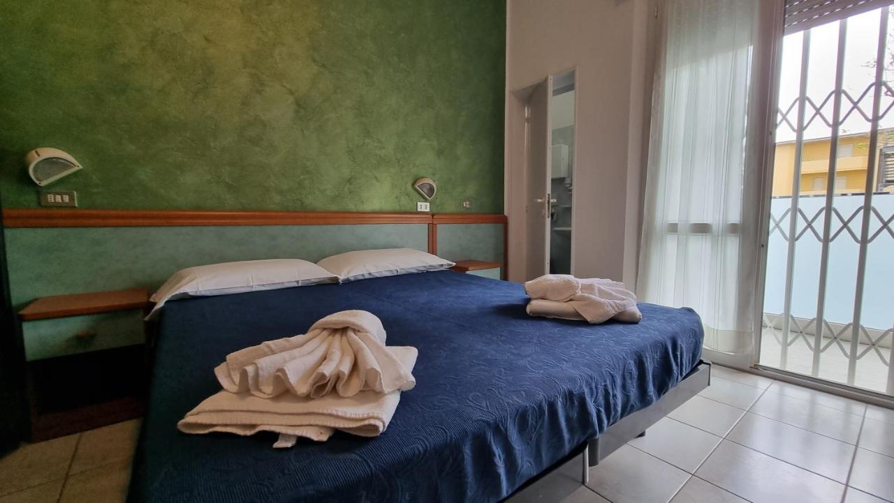 Hotel Costanza Cesenatico Esterno foto