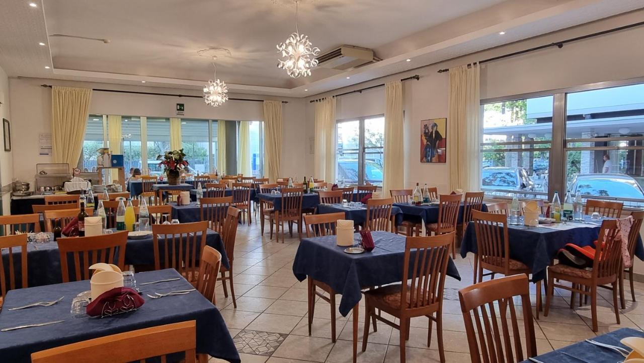 Hotel Costanza Cesenatico Esterno foto