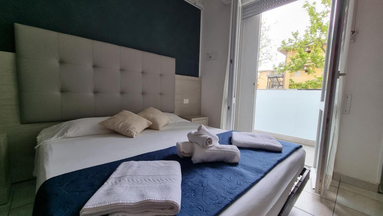 Hotel Costanza Cesenatico Esterno foto